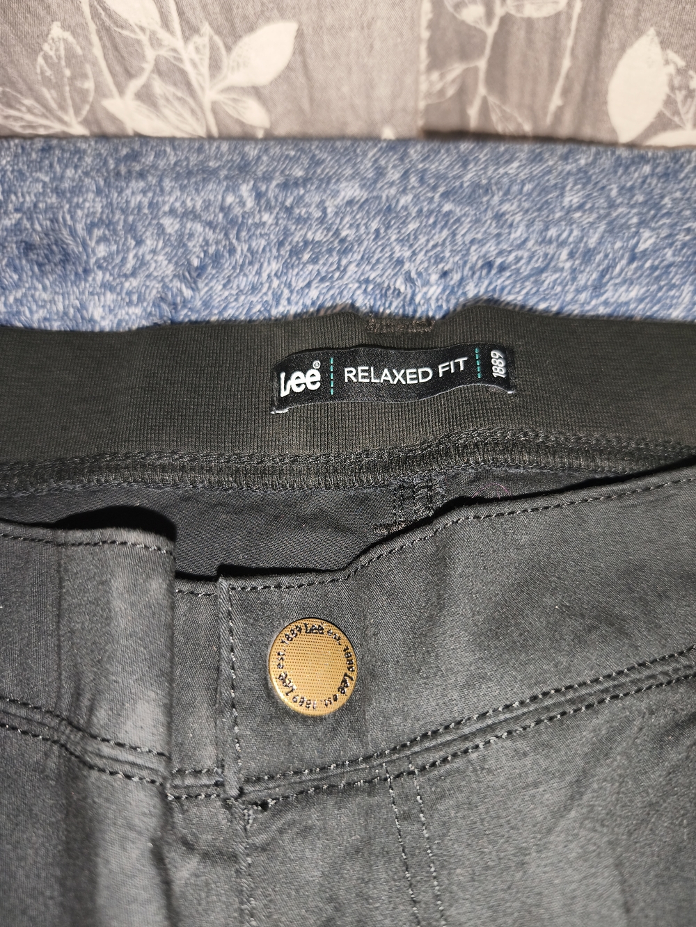 Lee Relaxed Fit Black Capris - Picture 2 of 9